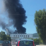 Vigili del fuoco impegnati con l'incendio in un deposito di Fabriano