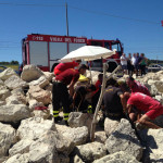 Vigili del Fuoco soccorrono una persona incastrata tra gli scogli a Marina di Montemarciano