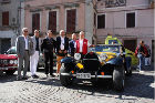 L'assessore allo sport Sandro Antonelli, il sindaco Stefano Simoncini e il presidente dell'Autoclub Sandro Freddo con la replica della Bugatti