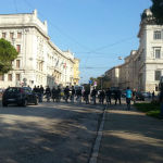Polizia schierata su viale della Vittoria ad Ancona