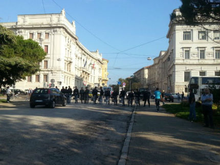 Polizia schierata su viale della Vittoria ad Ancona