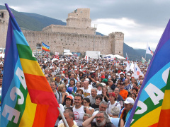 Una delle foto più note della Marcia Perugia-Assisi