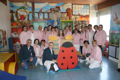 Foto della donazione alla pediatria di Fabriano da parte dell'associazione Marco Mancini