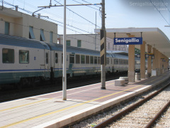 La stazione ferroviaria (FS) di Senigallia, treno, binario, linea ferroviaria