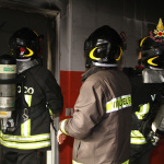 L'intervento dei Vigili del fuoco per l'incendio alla ex scuola C. Antognini di Ancona