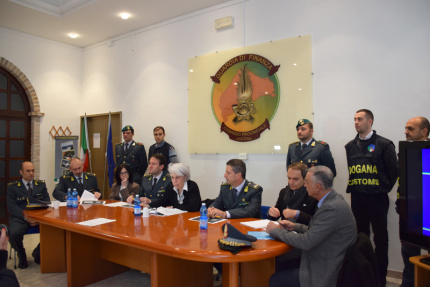 In conferenza stampa sono stati illustrati i risultati dell'operazione "Duty Free" della Guardia di Finanza di Ancona