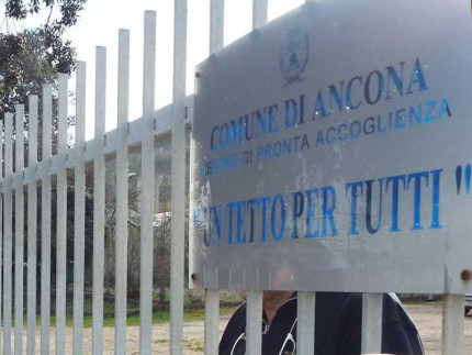 L'esterno della struttura ad Aancona "Un tetto per tutti"