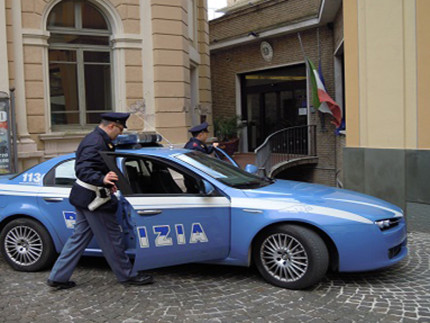 Una pattuglia della Polizia davanti il Commissariato di Osimo