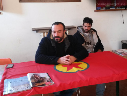 Gli attivisti dell'Arvultura durante la conferenza stampa per annunciare che il loro compagno KArim Franceschi è a Kobane a fianco dei combattenti kurdi