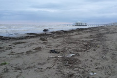 Detriti sul lungomare Marconi di Senigallia dopo le mareggiate e il maltempo del 6 e 25 febbraio