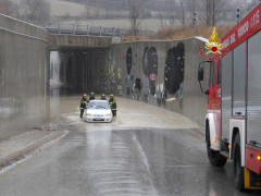 Intervento dei Vigili del fuoco di Fabriano in un sottopassaggio ferroviario allagato a Moscano