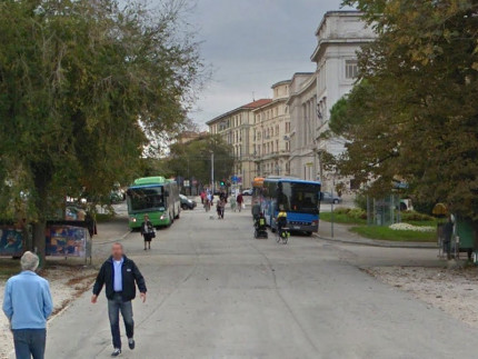 Gli autobus in piazza Cavour ad Ancona