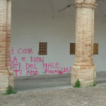 Scritte nel chiostro a Chiaravalle