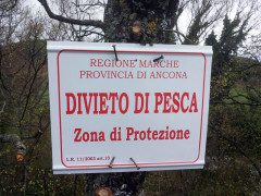 Cartello di zona di protezione al fiume Giano