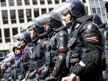 Polizia alla manifestazione no-Expo di Milano