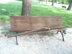 Panchine danneggiate dai vandali a Jesi