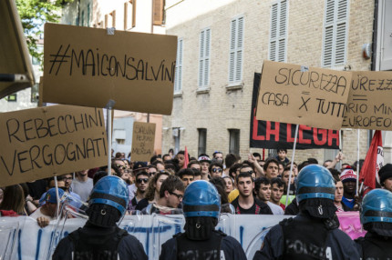 Manifestanti e cartelli durante la contestazione a Matteo Salvini a Senigallia del 14 maggio