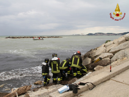 Il recupero del corpo lungo la scogliera di Torrette di Ancona da parte dei vigili del fuoco