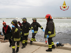 Il recupero del corpo lungo la scogliera di Torrette di Ancona da parte dei vigili del fuoco