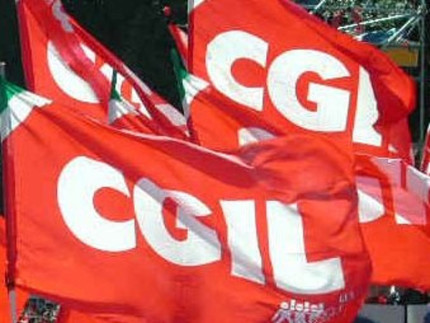 Manifestazione con le bandiere della Cgil