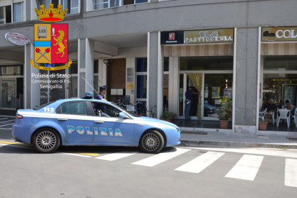 Furto con spaccata al bar Colosseo di Senigallia: indaga la Polizia