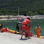 L'intervento di soccorso a un bagnante a Portonovo