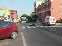 L'incidente tra via Sanzio e via Mamiani: intervento di ambulanza e polizia municipale a Senigallia