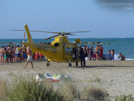 Malore in spiaggia alla Cesanella di Senigallia: i soccorsi