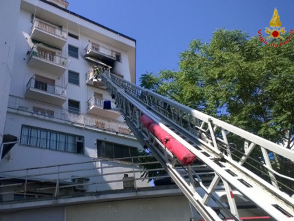 Incendio in un'abitazione in via De Gasperi ad Ancona