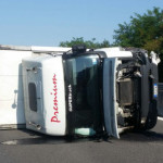 Il ribaltamento di un autocarro che trasportava polli in superstrada direzione Fabriano-Ancona