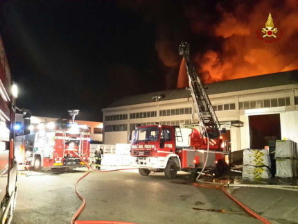 L'intervento dei Vigili del Fuoco a Falconara Marittima per l'incendio in uno stabilimento produttivo