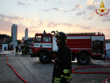 L'intervento dei Vigili del Fuoco a Falconara Marittima per l'incendio in uno stabilimento produttivo