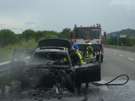 Auto in fiamme sulla SS76