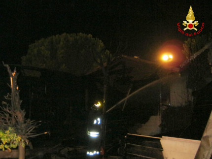 L'incendio al centro vacanze di Marcelli: vigili del fuoco al lavoro