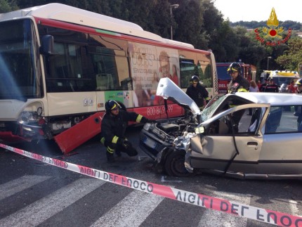 Incidente tra autobus e automobile ad Ancona