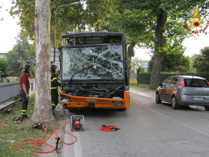 L'incidente occorso a un autobus di linea a Castelferretti