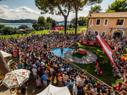 Il pubblico all'Isola Polvese per l'Isola di Einstein e le dimostrazioni dello staff di Fosforo, la festa della scienza di Senigallia