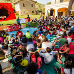 Il pubblico all'Isola Polvese per l'Isola di Einstein e le dimostrazioni dello staff di Fosforo, la festa della scienza di Senigallia