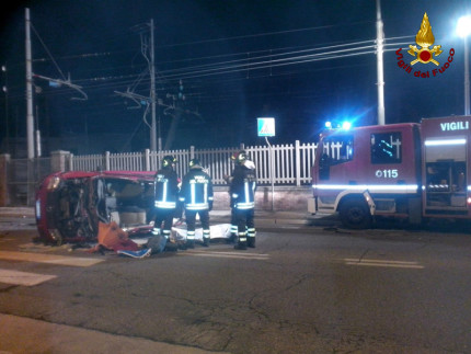 L'intervento di Croce gIalla, ambulanza e Vigili del fuoco ad Ancona per l'incidente sulla Flaminia