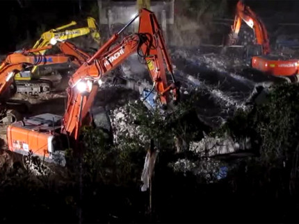 I lavori di demolizione del cavalcavia di strada del Giardino a Senigallia