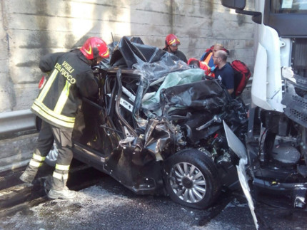 L'incidente sulla SS.76 tra Genga e Serra San Quirico: Vigili del fuoco al lavoro