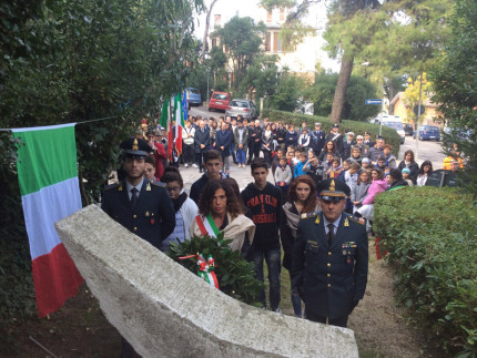 Le celebrazioni per il IV Novembre a Falconara con la deposizione di una corona al monumento ai caduti