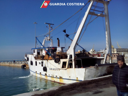 L'imbarcazione ormeggiata ad Ancona da cui il comandante del peschereccio ha minacciato il suicidio