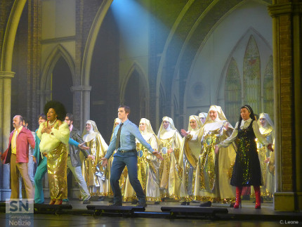 una scena di 'Sister Act - Il Musical' sul palco del teatro La Fenice di Senigallia