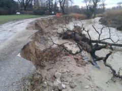 La strada mangiata dal fiume Misa in via Coppetto a Ostra