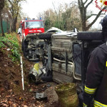 Vigili del fuoco e 118 sul luogo dell'incidente a Castelferretti sulla sp9