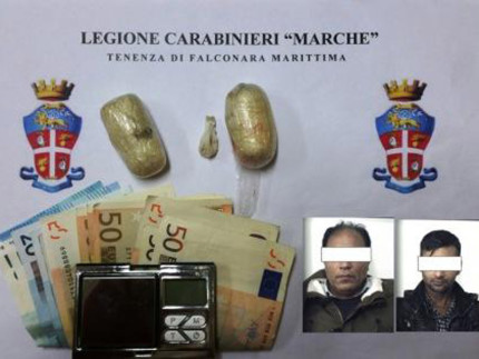 La droga recuperata e le due persone arrestate dai Carabinieri della Tenenza di Falconara Marittima a Marina di Montemarciano