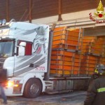 Camerata Picena, camion incastrato sotto ponte