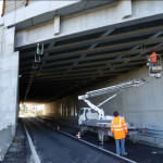 Operai al lavoro in un sottopasso autostradale