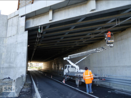 Operai al lavoro in un sottopasso autostradale